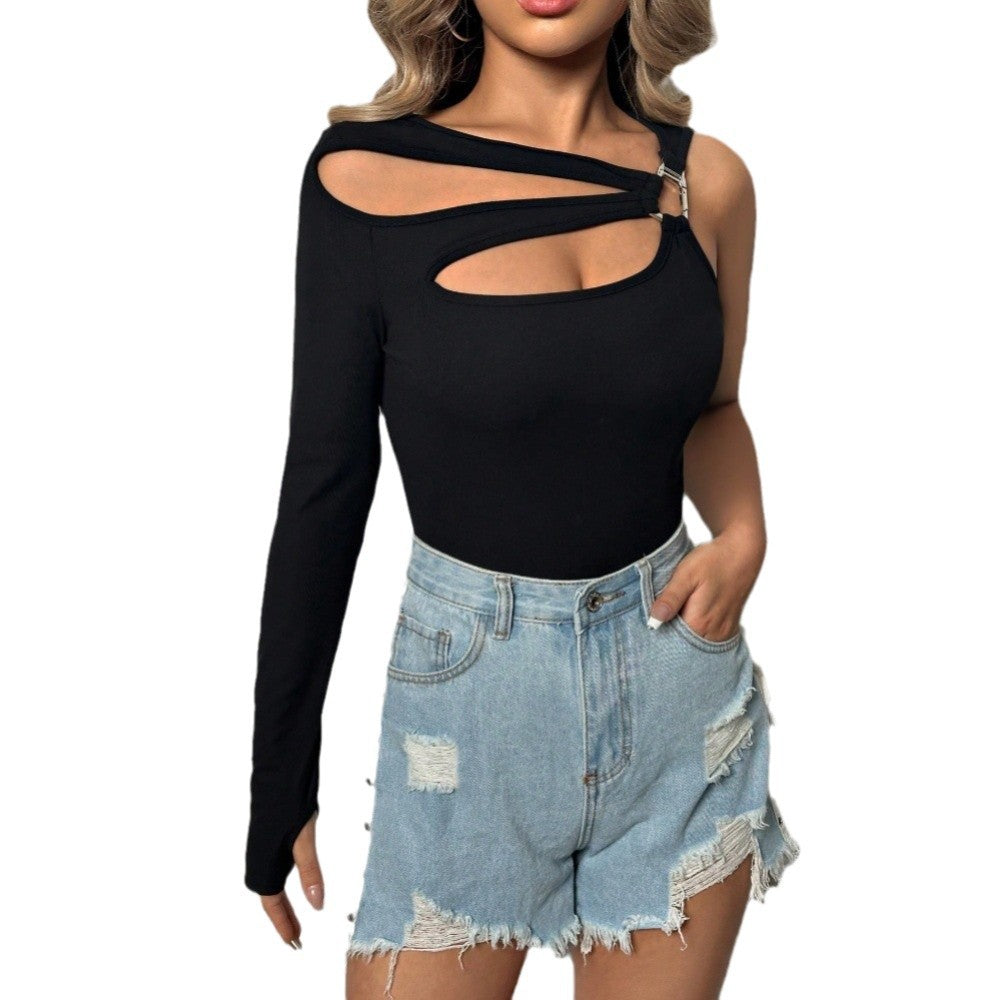 Aszimmetrikus vállú, kivágott fekete crop top – merész és stílusos