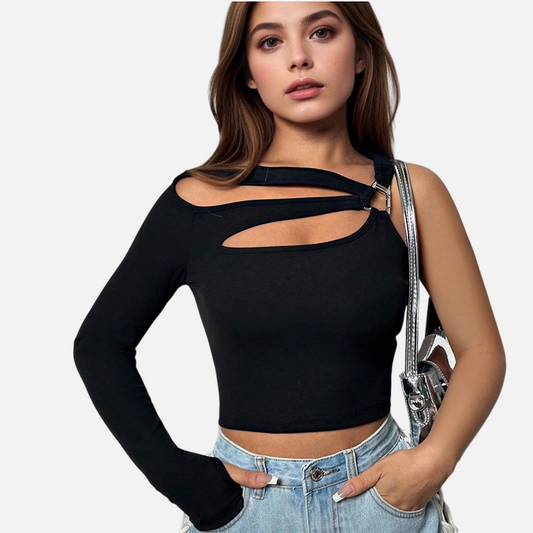 Aszimmetrikus vállú, kivágott fekete crop top – merész és stílusos