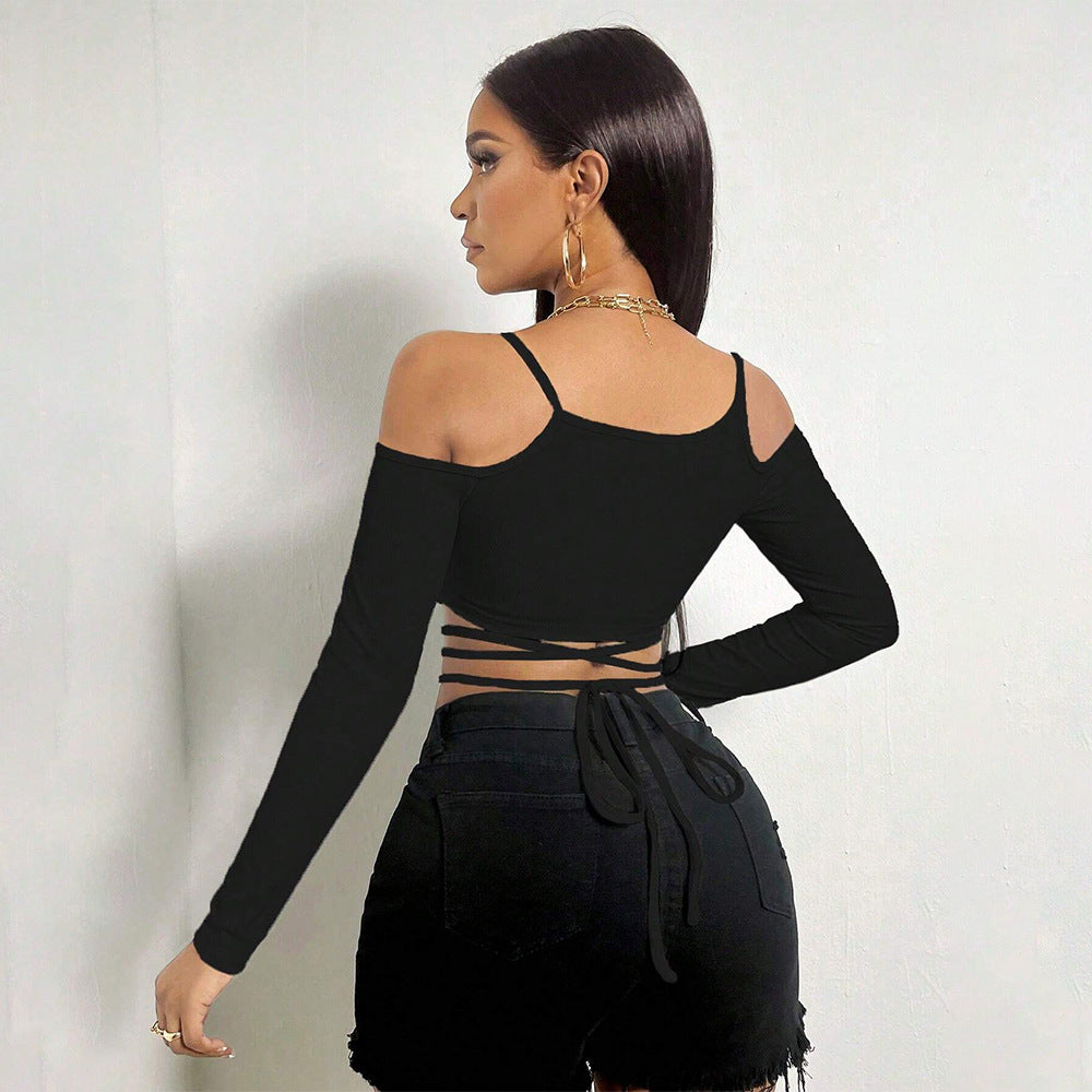 Fekete fűzős pántos crop top – aszimmetrikus, nőies megjelenés