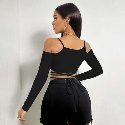Fekete fűzős pántos crop top – aszimmetrikus, nőies megjelenés
